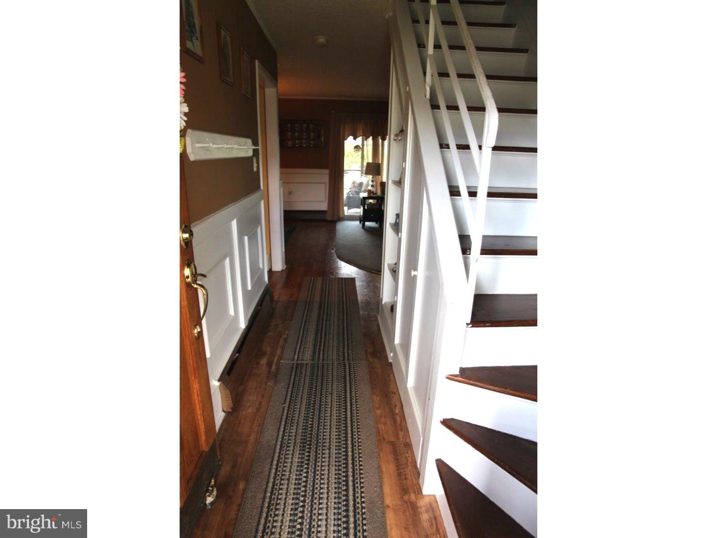 23 Hardy Road Levittown, PA 19056 - Photo 4 of 21 Foyer