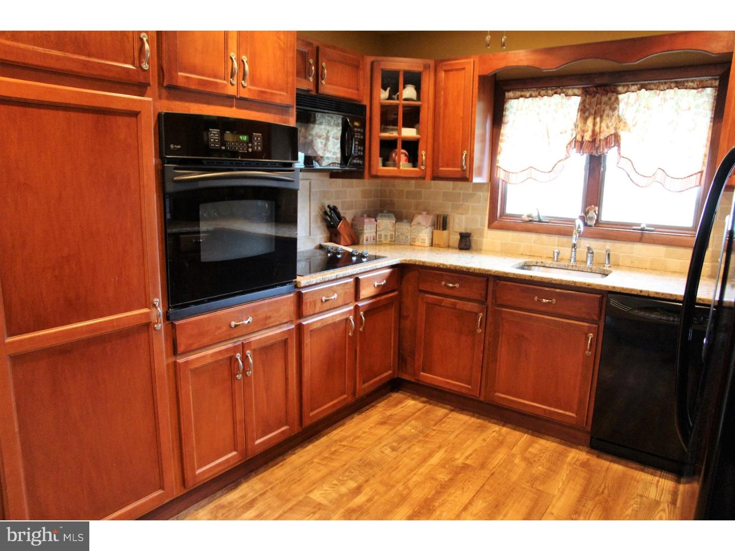 23 Hardy Road Levittown, PA 19056 - Photo 9 of 21 Kitchen