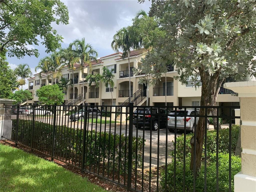 5980 West Sample Road, Unit 303 Coral Springs, FL 33067 - Photo 26 of 32 a view of a house with backyard and sitting area