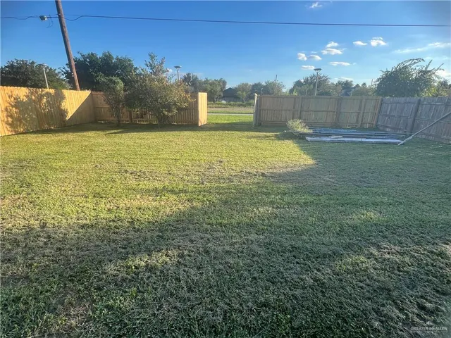 a view of a yard with a house