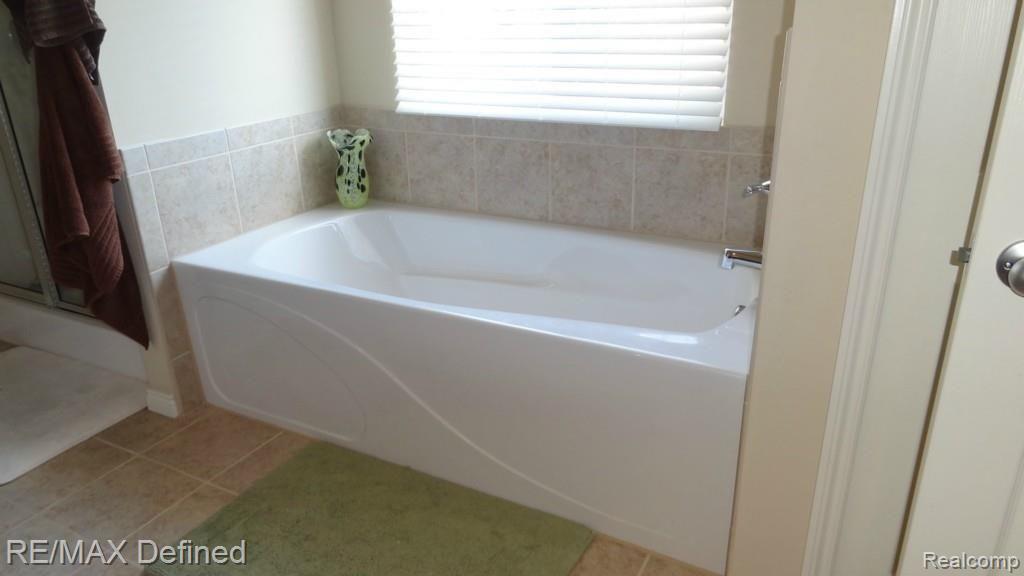 3254 Fantail Drive Rochester, MI 48309 - Photo 38 of 46 View #2 of Master Bath - Large tub and stall shower