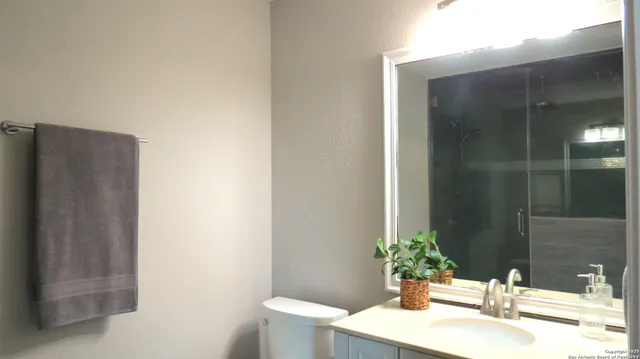 $245,000 | 303 North Windy Knoll Drive, Devine, TX 78016