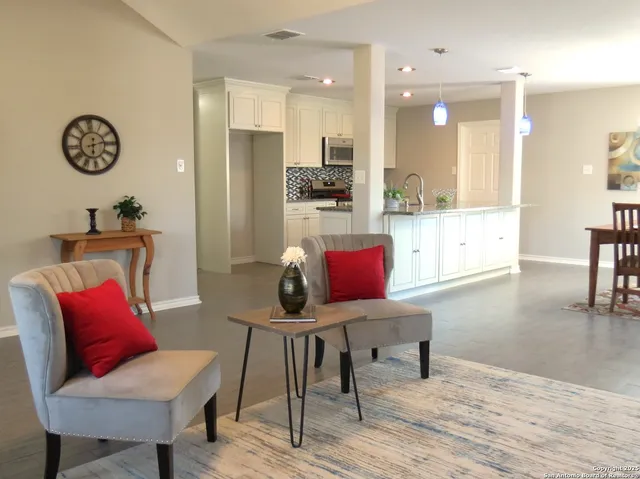 $245,000 | 303 North Windy Knoll Drive, Devine, TX 78016