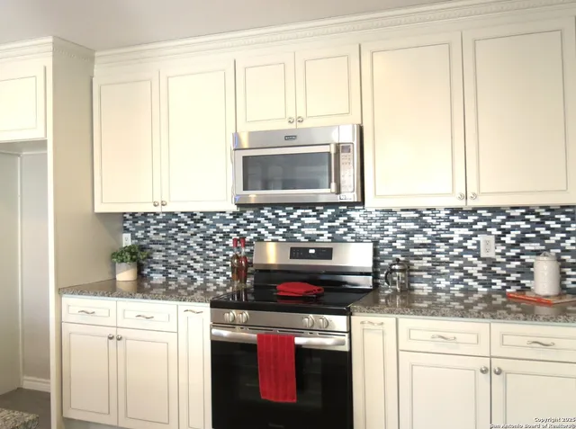 $245,000 | 303 North Windy Knoll Drive, Devine, TX 78016