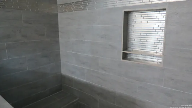 $245,000 | 303 North Windy Knoll Drive, Devine, TX 78016