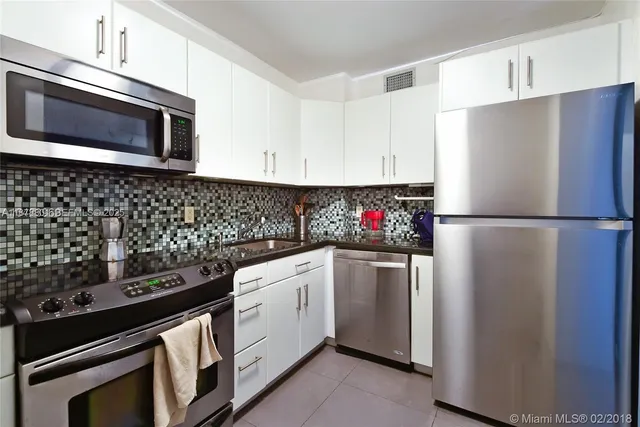 $3,000 | 1345 Lincoln Road, Unit 305, Miami Beach, FL 33139