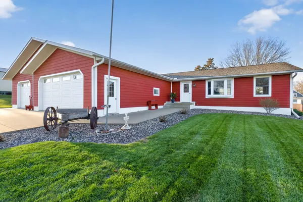 $259,900 | 122 Park Avenue, Charlotte, IA 52731