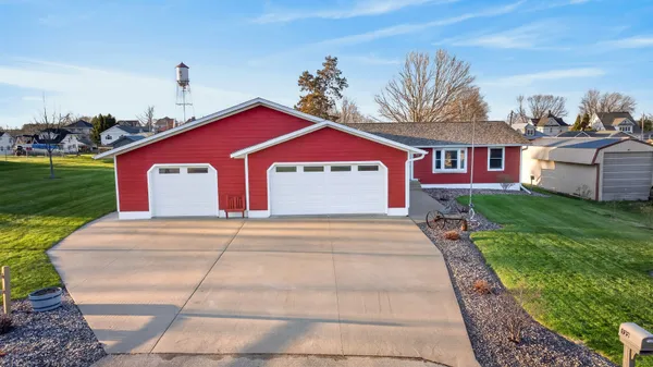 $259,900 | 122 Park Avenue, Charlotte, IA 52731