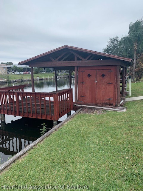 108 Lime Road Northeast Lake Placid, FL 33852 - Photo 4 of 17 a view of a backyard with a tub and wooden fence