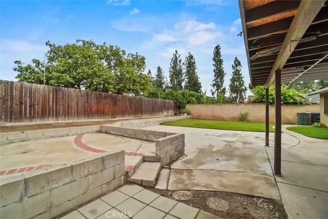 a view of a yard in front of the house