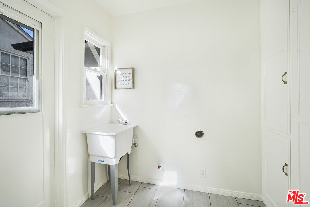 1834 Preuss Road Los Angeles, CA 90035 - Photo 12 of 25 Gallery Image 12