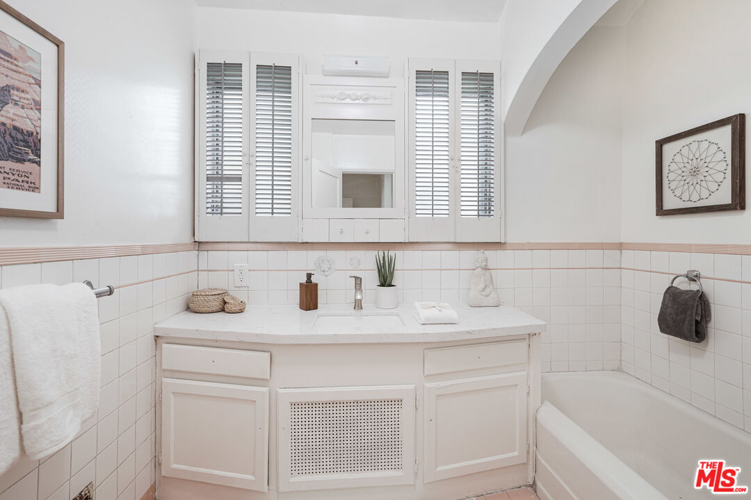 1834 Preuss Road Los Angeles, CA 90035 - Photo 16 of 25 Gallery Image 16