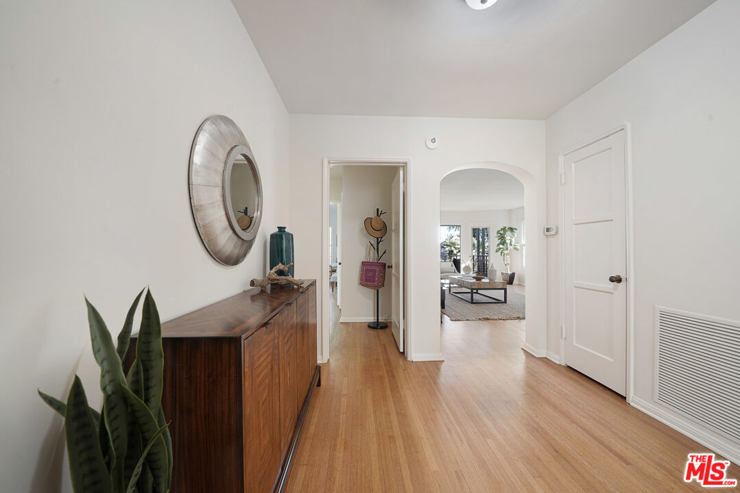1834 Preuss Road Los Angeles, CA 90035 - Photo 4 of 25 Gallery Image 4