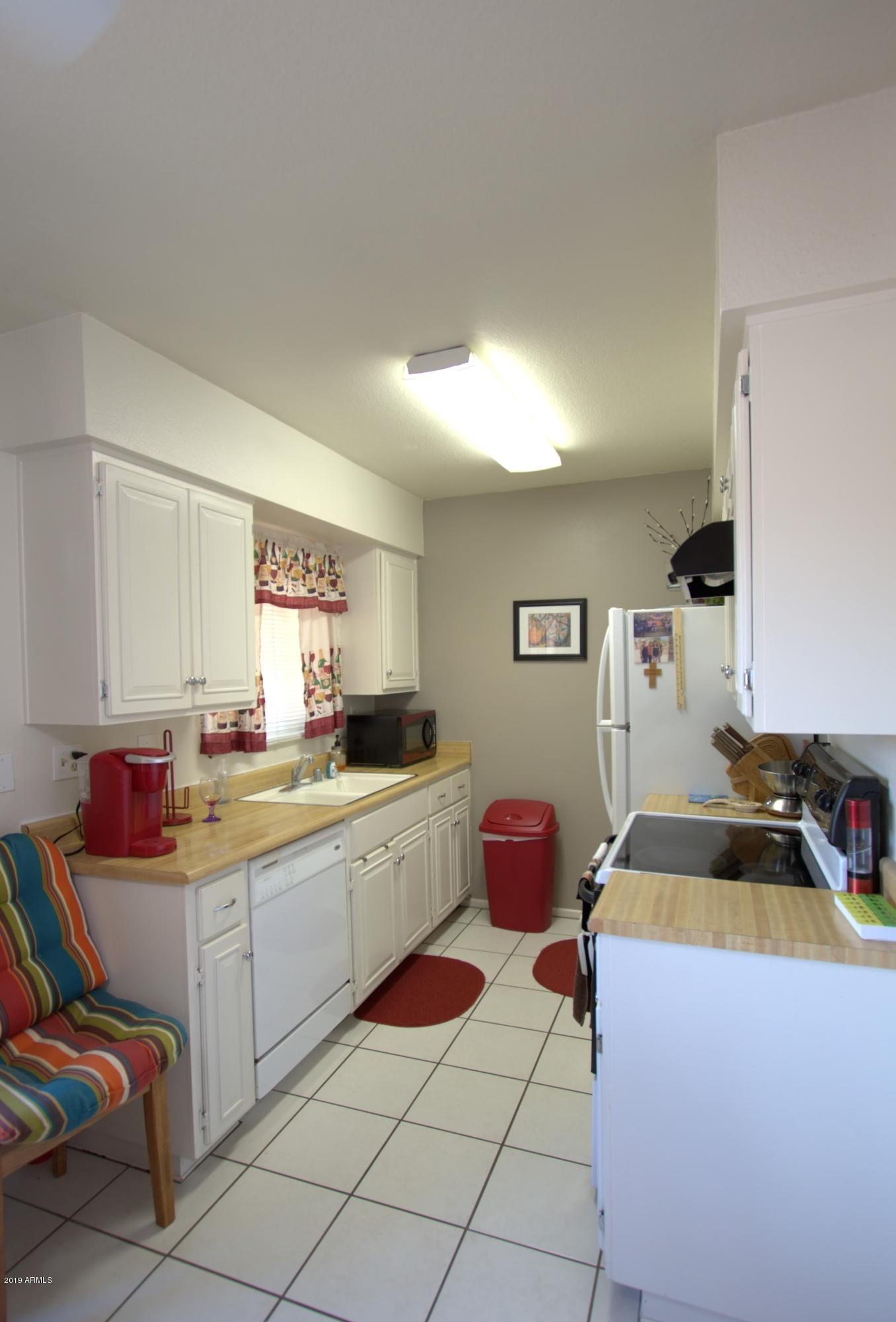 6427 South Newberry Road, Unit B Tempe, AZ 85283 - Photo 8 of 13 Kitchen