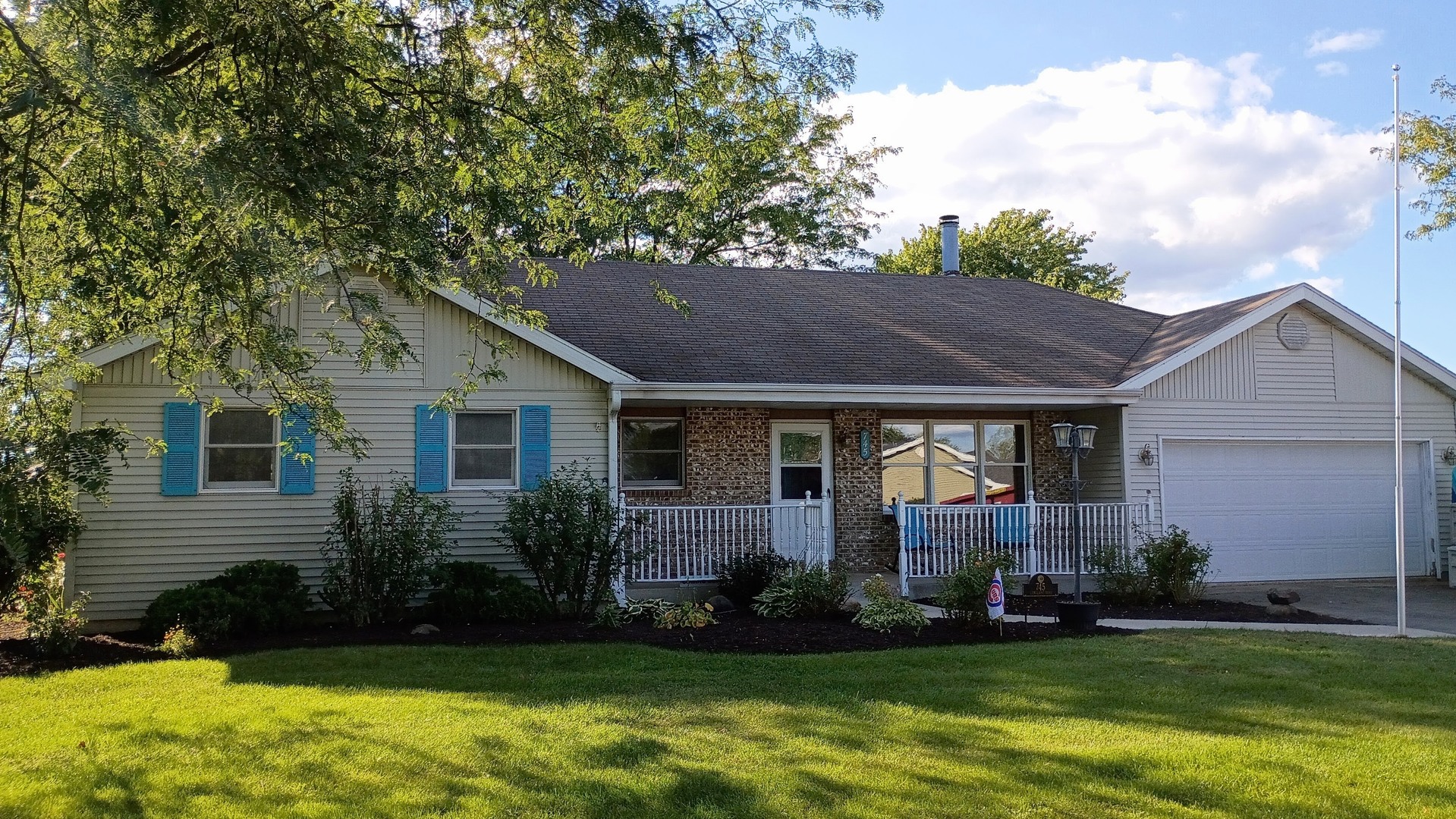 745 Longlane Road New Lenox, IL 60451 - Photo 1 of 17 a front view of a house with a yard