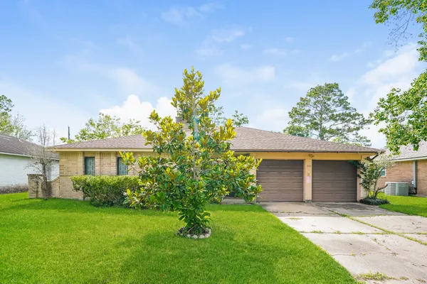 $1,995 | 500 Stoneledge Drive, Friendswood, TX 77546