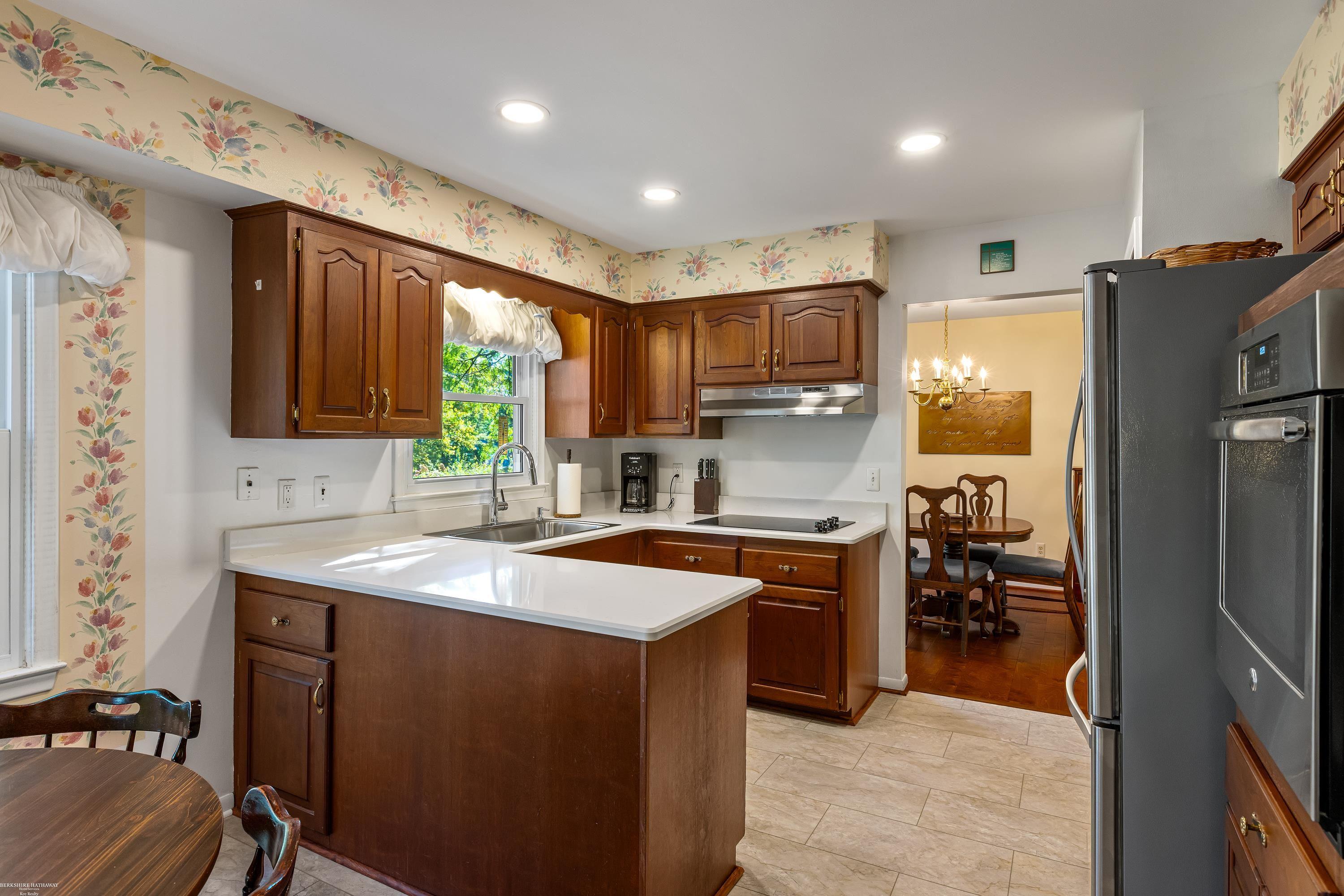 681 Lake Forest Road Rochester Hills, MI 48309 - Photo 9 of 41