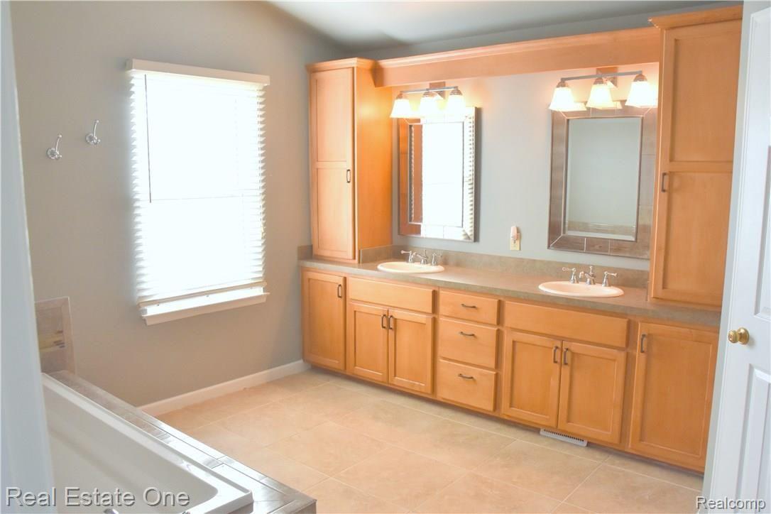 1984 Clear Point Court Rochester, MI 48306 - Photo 14 of 21 12.JPG