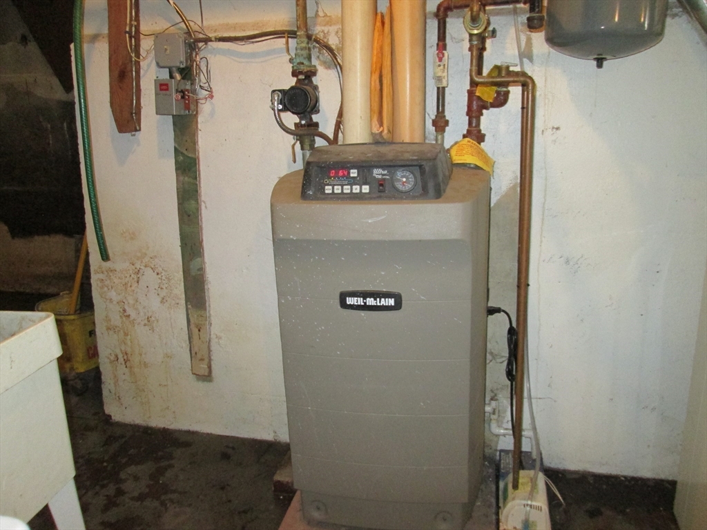 5 Oberlin Street, Unit 2 Worcester, MA 01610 - Photo 20 of 22 a bathroom with a sink and a mirror