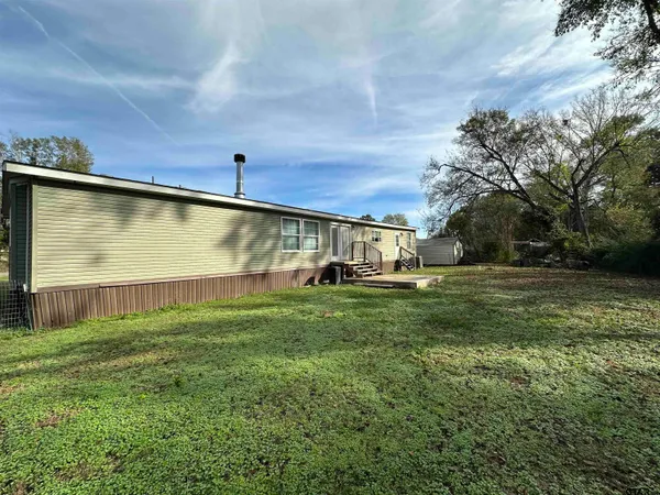 a view of a back yard