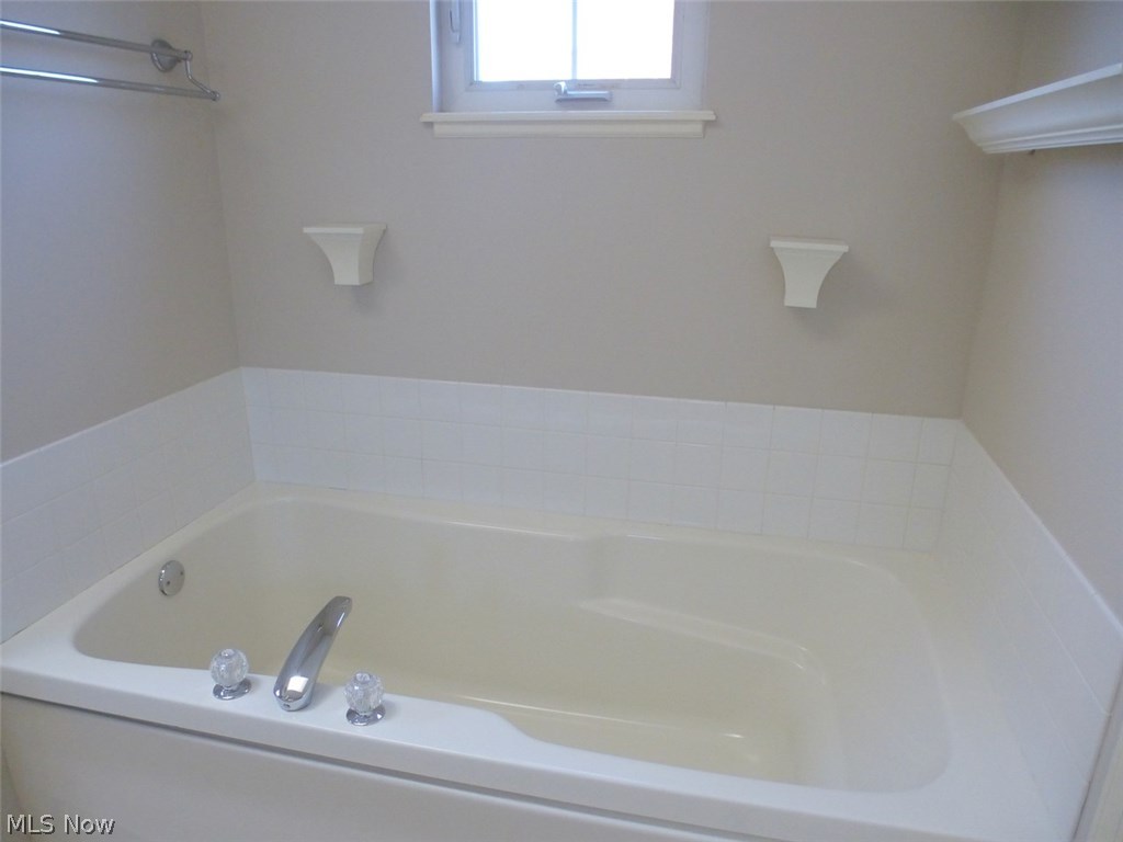 4433 Archer Road Cleveland, OH 44105 - Photo 18 of 26 Master bath soaking tub
