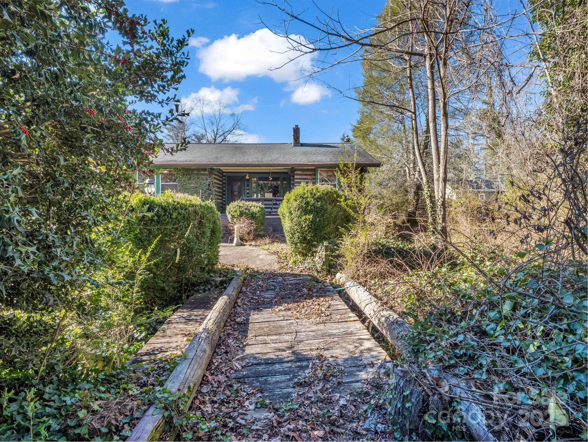 541 Broadway Street Hendersonville, NC 28739 - Photo 2 of 37 a view of a back yard of the house