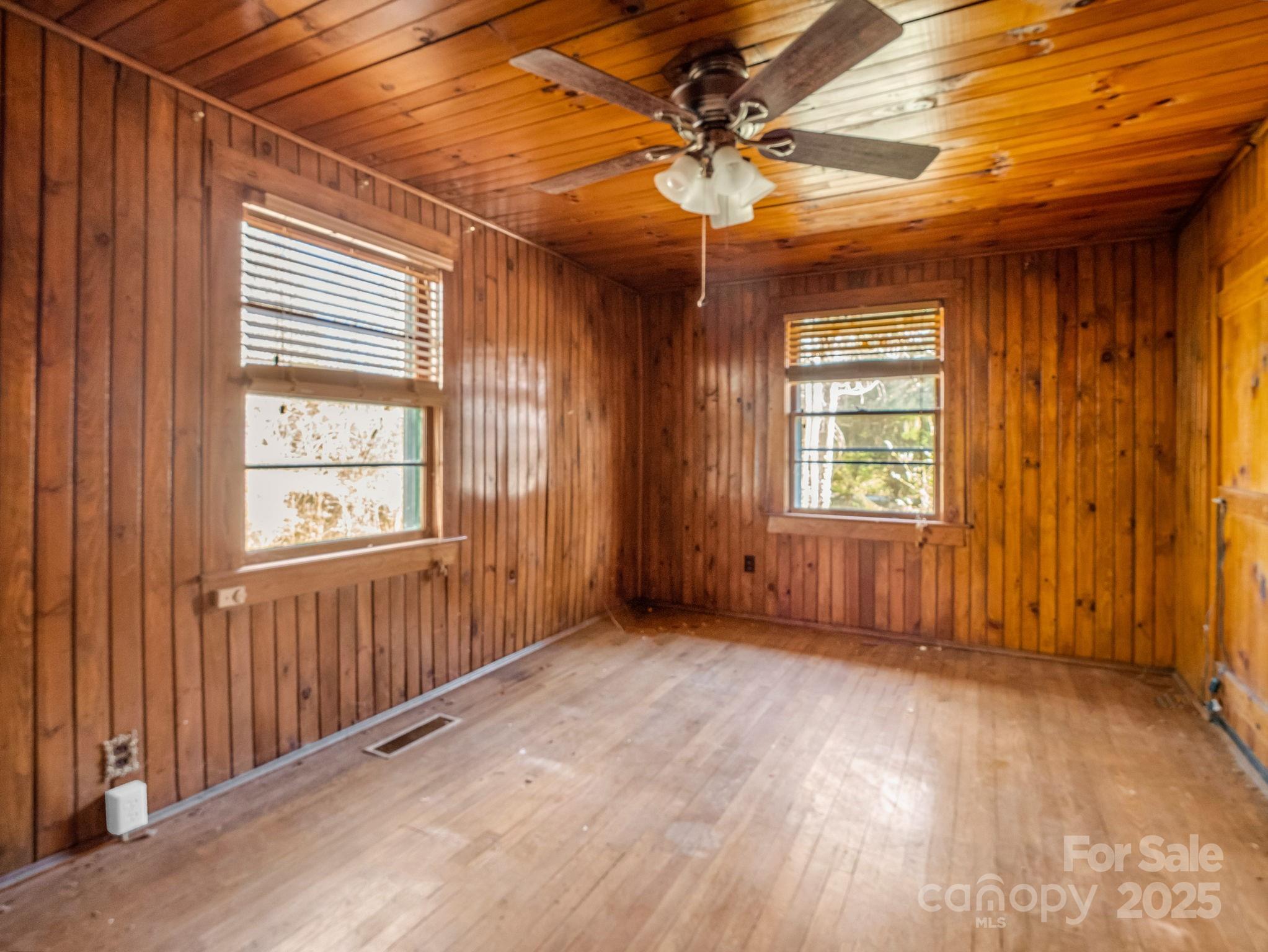 541 Broadway Street Hendersonville, NC 28739 - Photo 24 of 37 an empty room with windows
