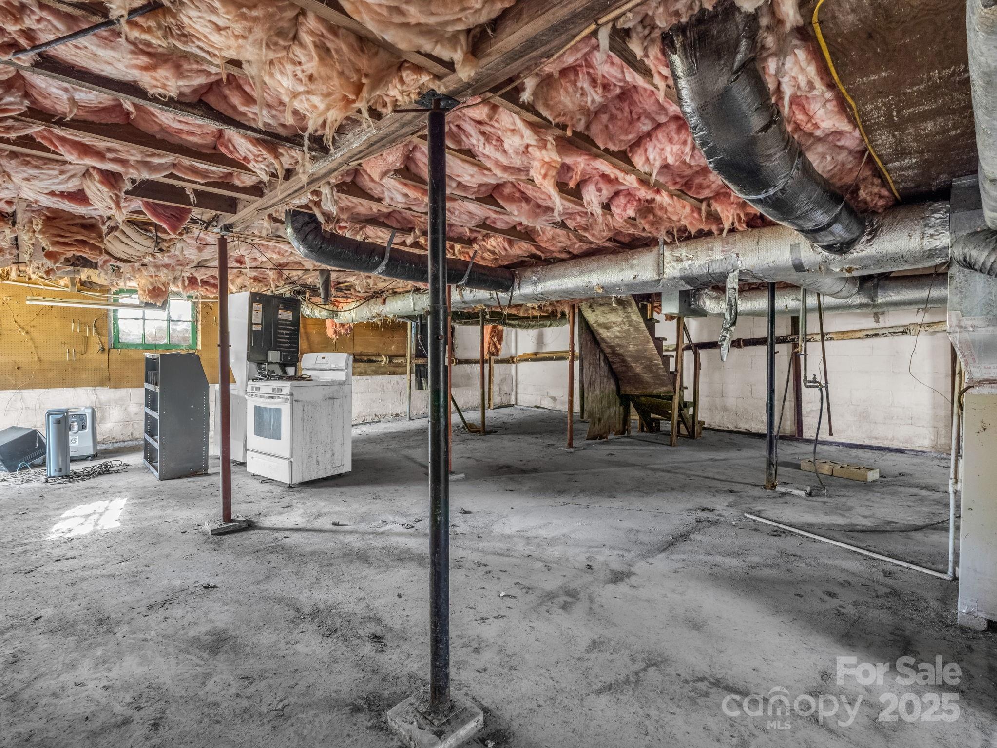 541 Broadway Street Hendersonville, NC 28739 - Photo 35 of 37 a view of a garage