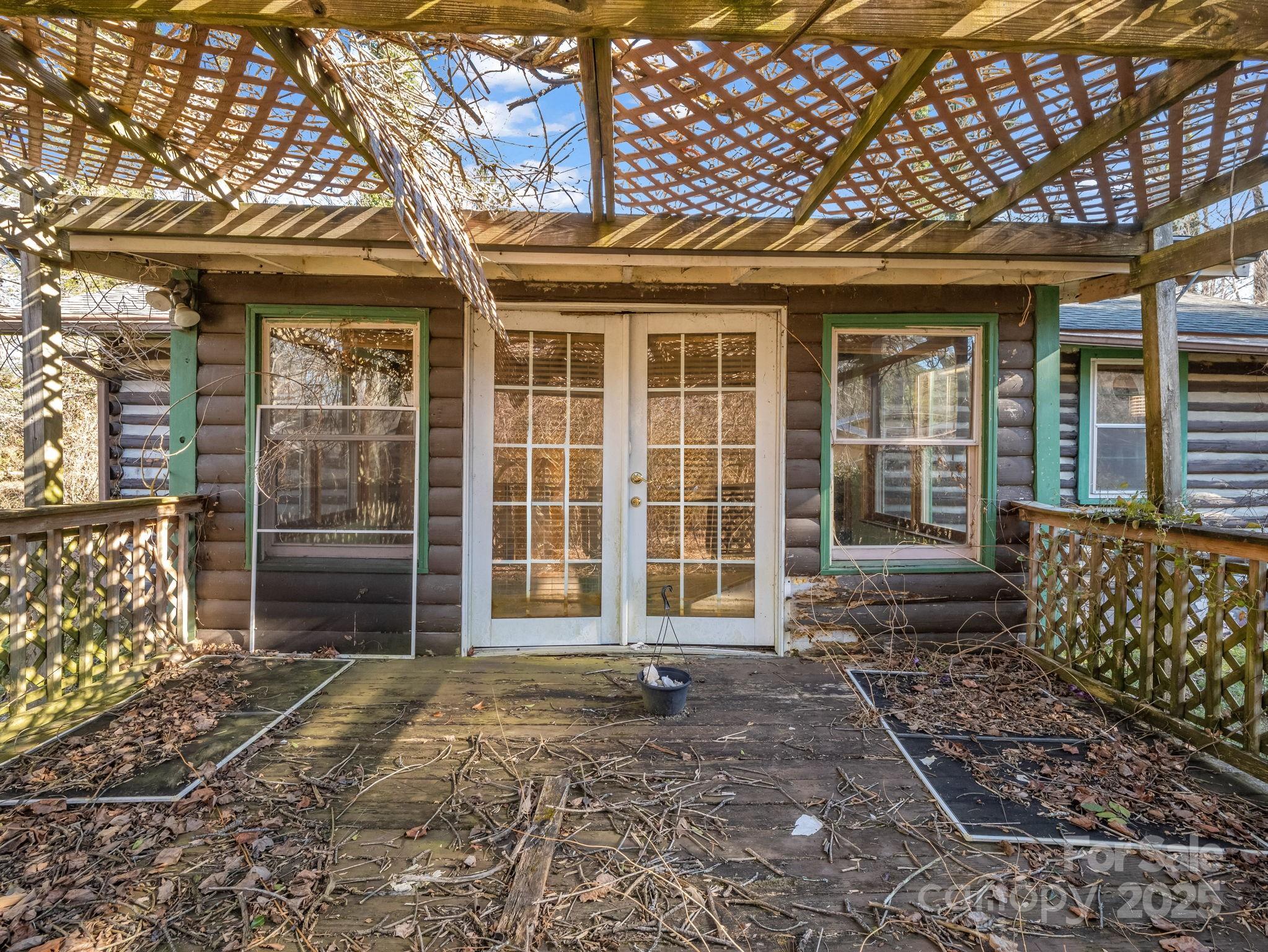 541 Broadway Street Hendersonville, NC 28739 - Photo 8 of 37 front view of a house with a large window