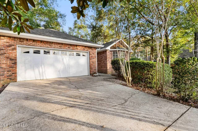 $259,900 | 552 Hanauma Court, Diamondhead, MS 39525