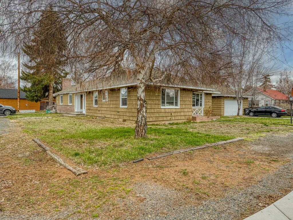 425 West 1st Street Merrill, OR 97633 - Photo 1 of 38 Front yard