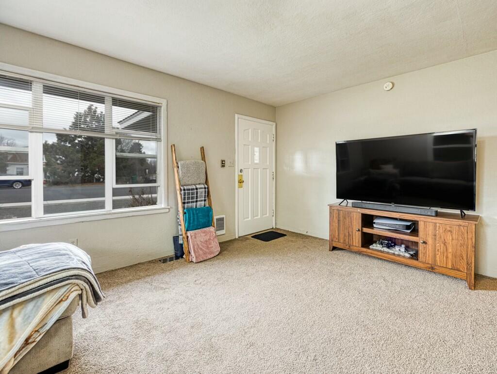 425 West 1st Street Merrill, OR 97633 - Photo 5 of 38 Polk St. Living Room