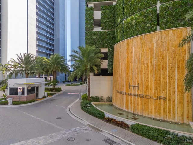 $975,000 | 16385 Biscayne Boulevard, Unit 2907, North Miami Beach, FL 33160