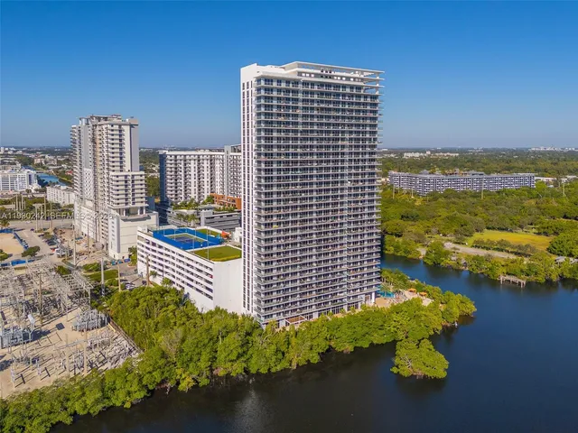 $975,000 | 16385 Biscayne Boulevard, Unit 2907, North Miami Beach, FL 33160