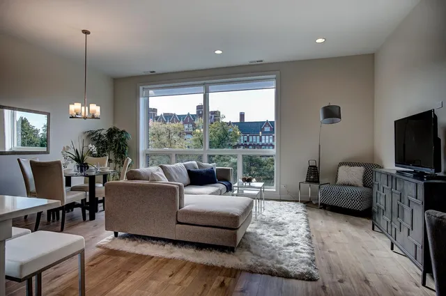 $3,450 | 2518 West Addison Street, Unit 2W, Chicago, IL 60618