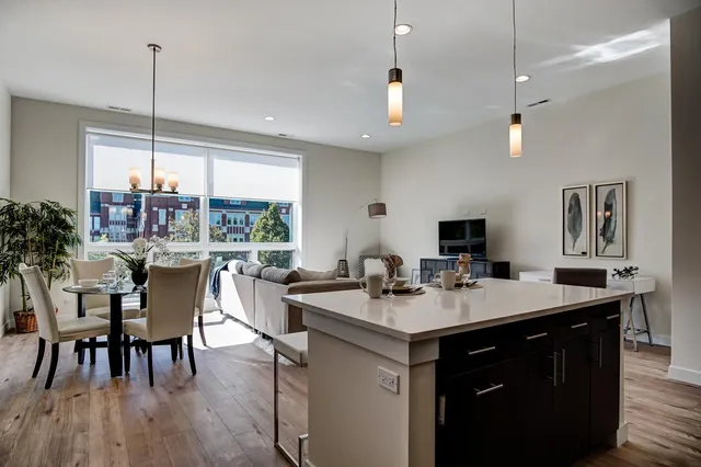 $3,450 | 2518 West Addison Street, Unit 2W, Chicago, IL 60618