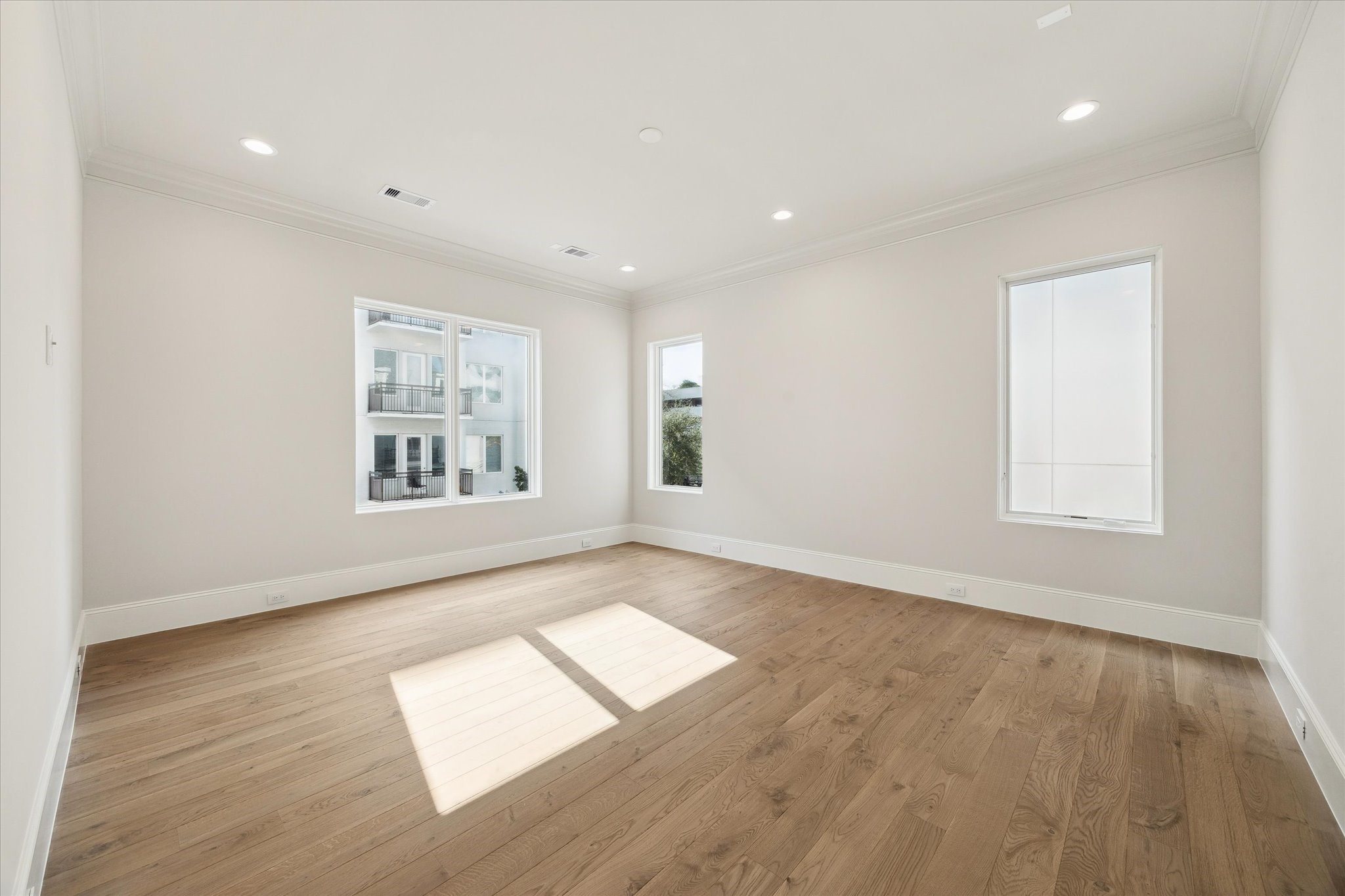 25 Wentworth Gate Path Houston, TX 77027 - Photo 15 of 32 The Primary Suite is adorned with 10-foot ceilings and a designer light fixture. Exquisite Legno Bastone European White Oak wood floors continue in this space adding to its overall elegance and charm.