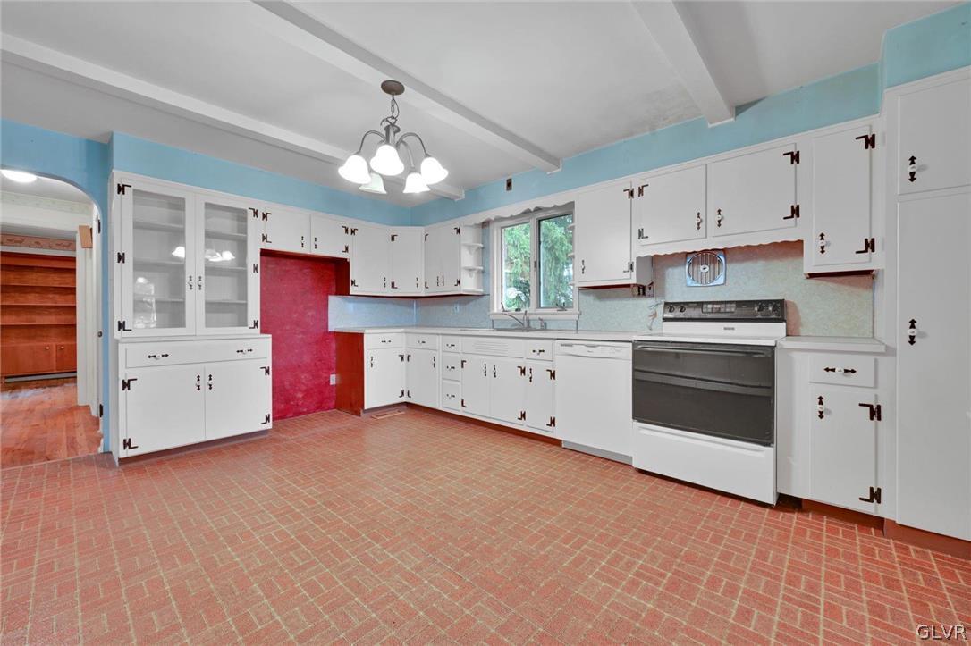 28 Werley Road Allentown, PA 18104 - Photo 2 of 32 Gallery Image 2