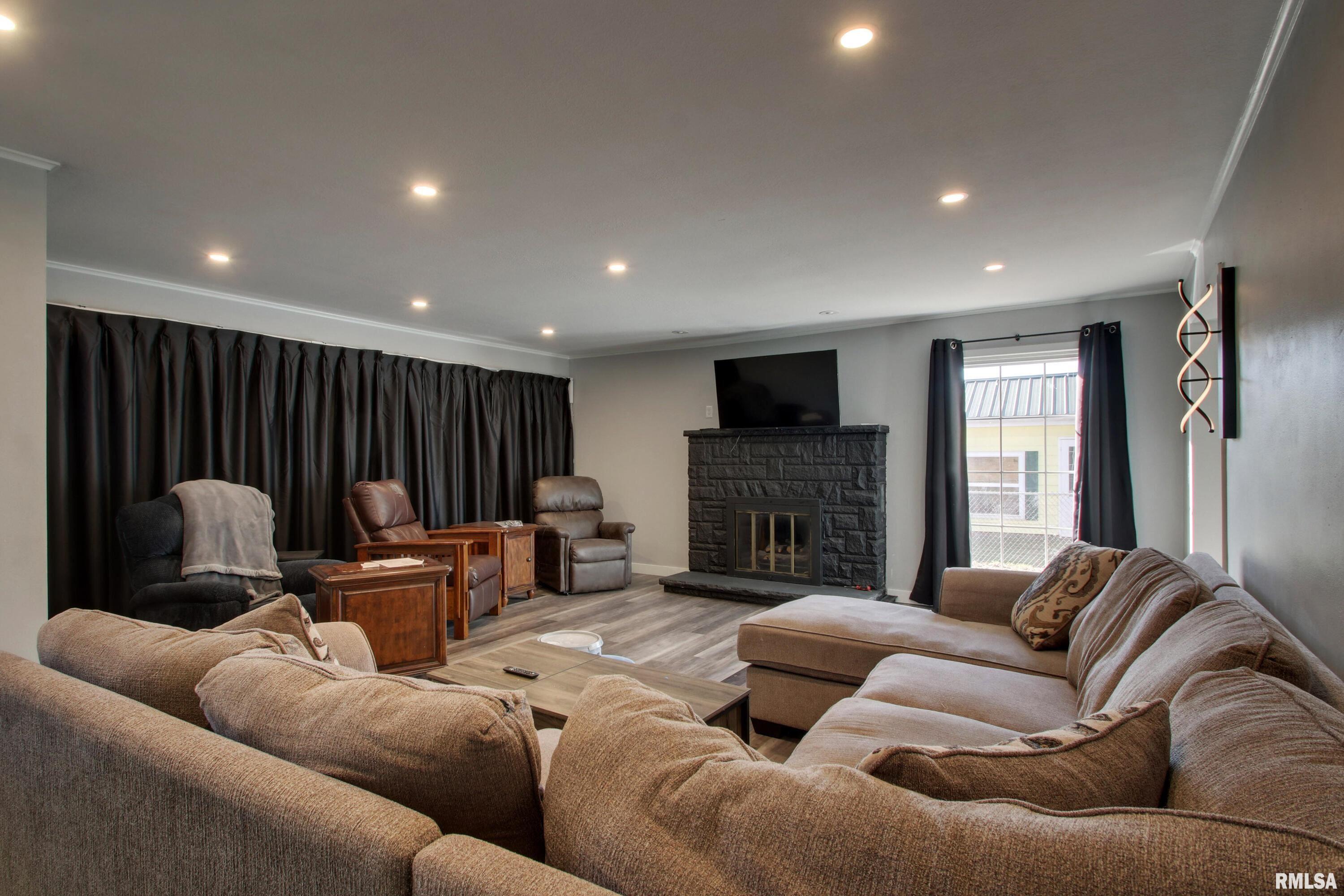 2901 Riverside Terrace Quincy, IL 62305 - Photo 4 of 27