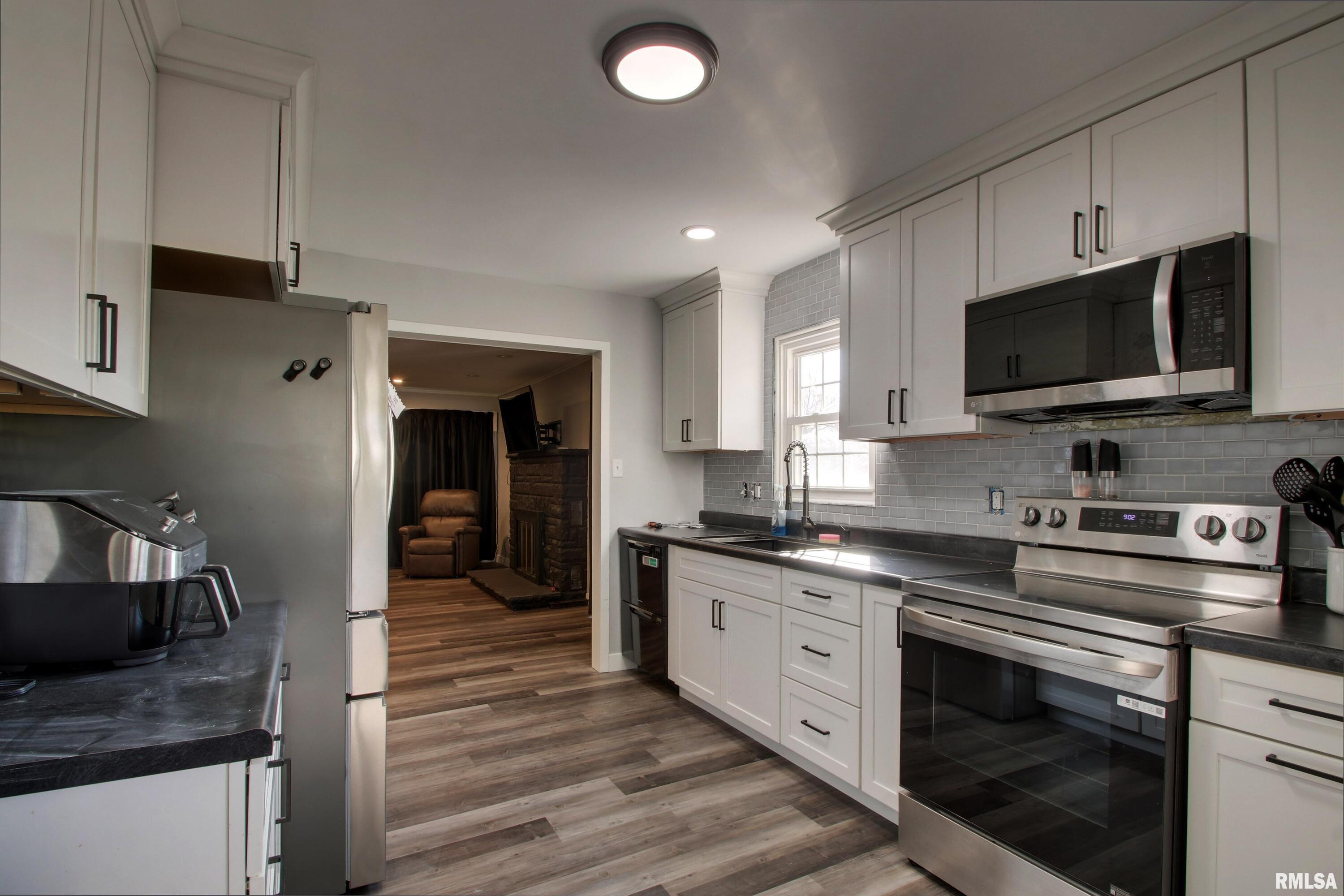 2901 Riverside Terrace Quincy, IL 62305 - Photo 7 of 27