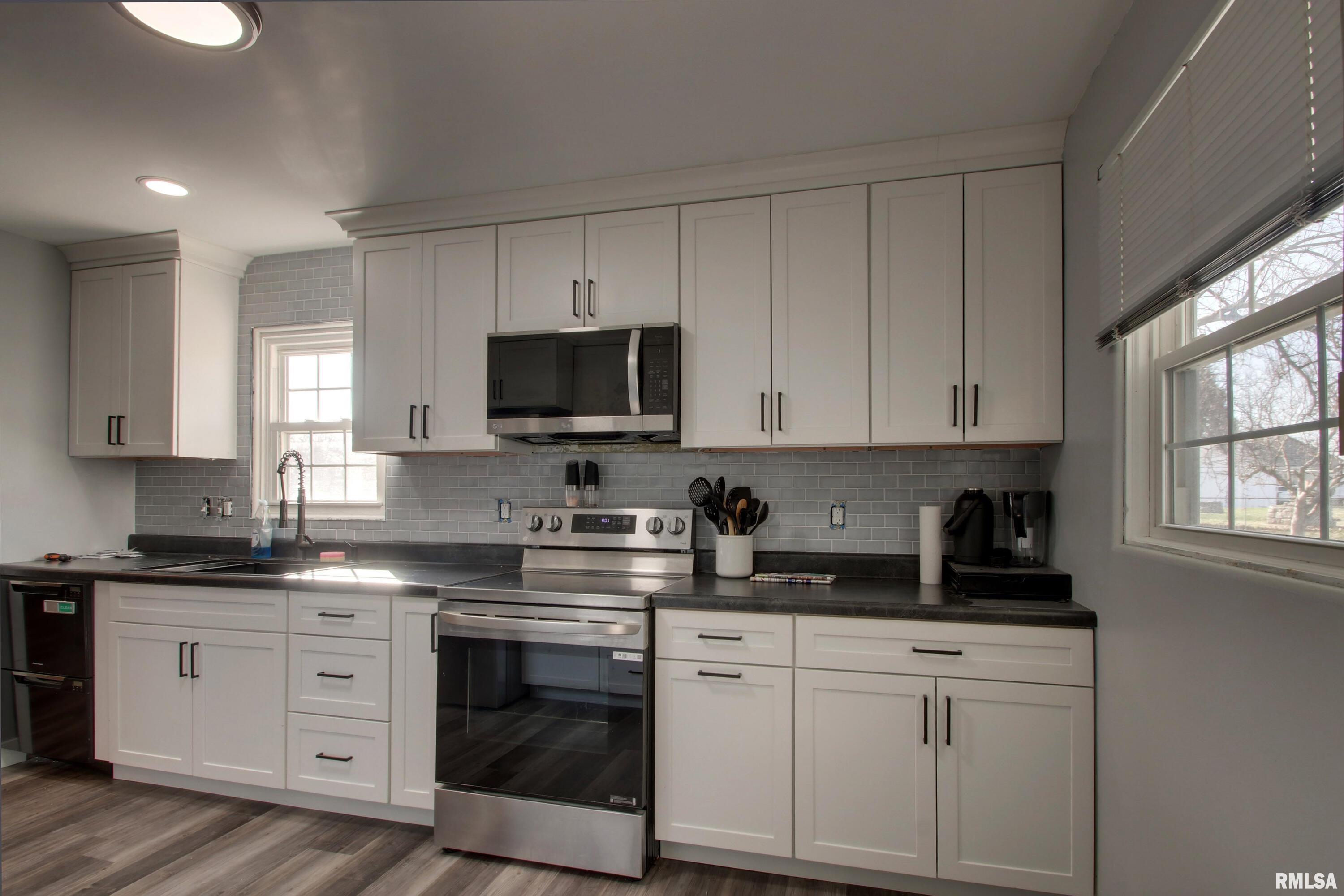 2901 Riverside Terrace Quincy, IL 62305 - Photo 8 of 27