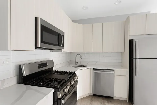 $2,193 | 6114 North Winthrop Avenue, Unit 1N, Chicago, IL 60660