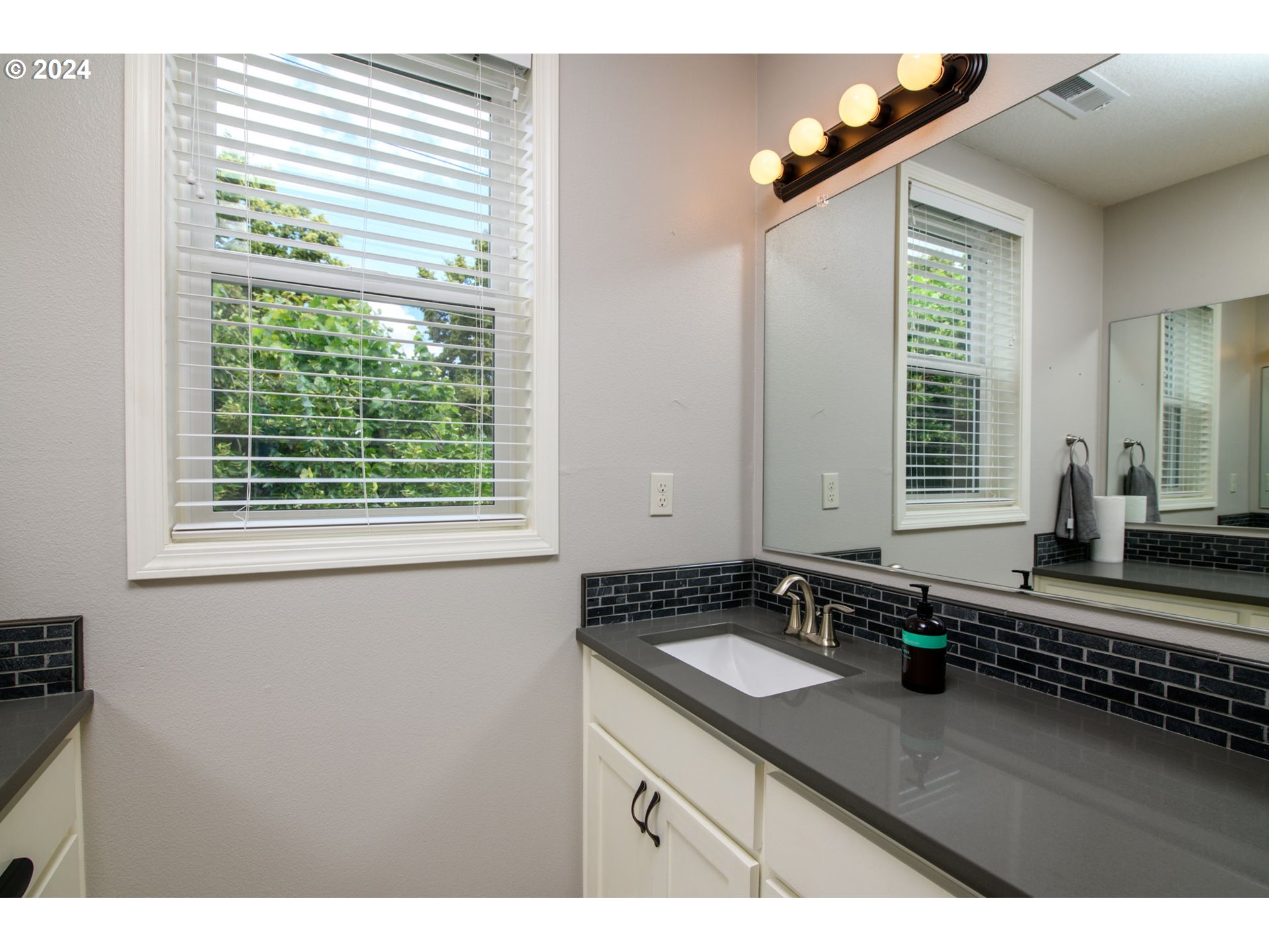 236 Southwest Whitaker Street Portland, OR 97239 - Photo 12 of 24 Gallery Image 12