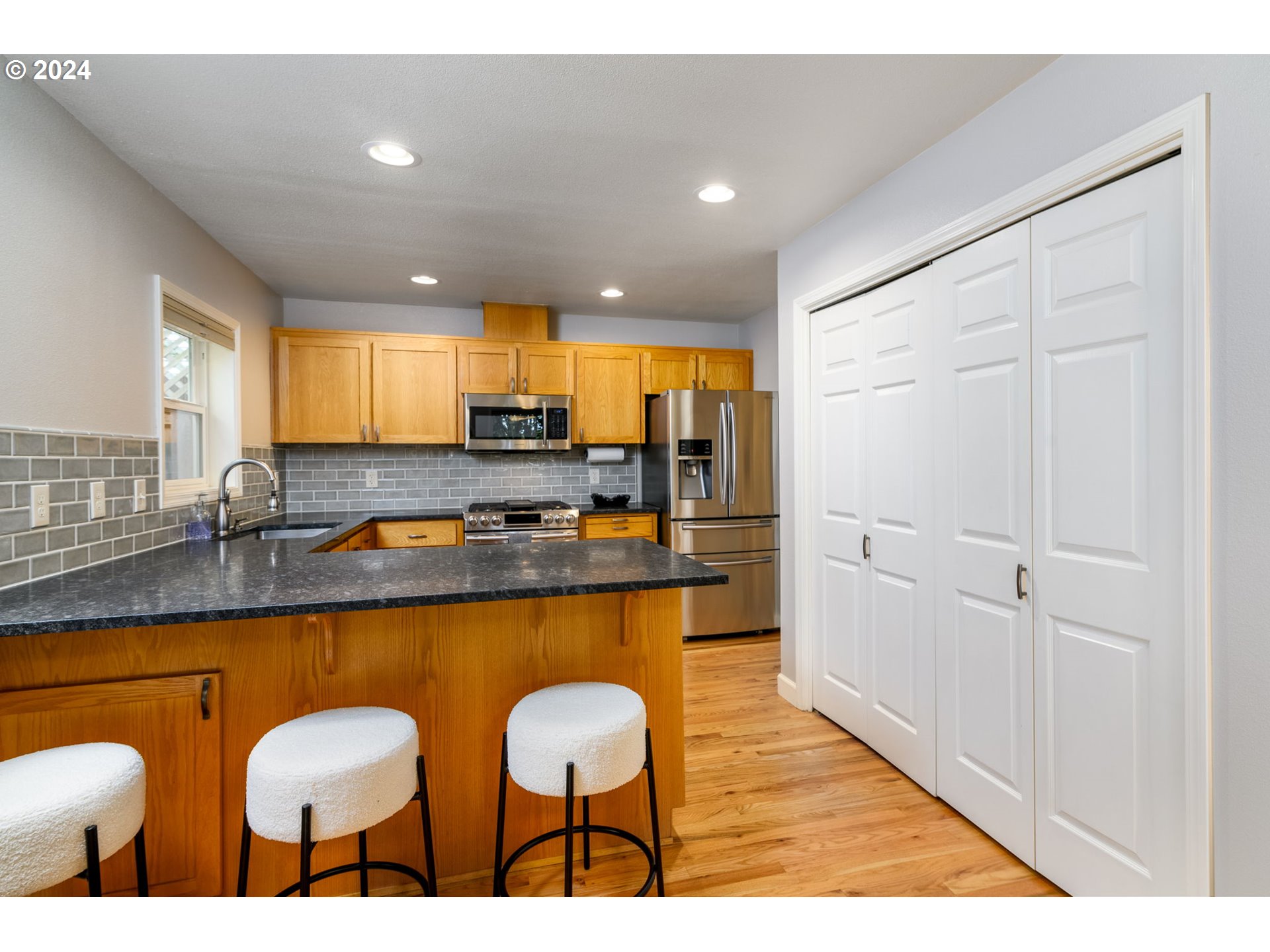 236 Southwest Whitaker Street Portland, OR 97239 - Photo 6 of 24 Gallery Image 6
