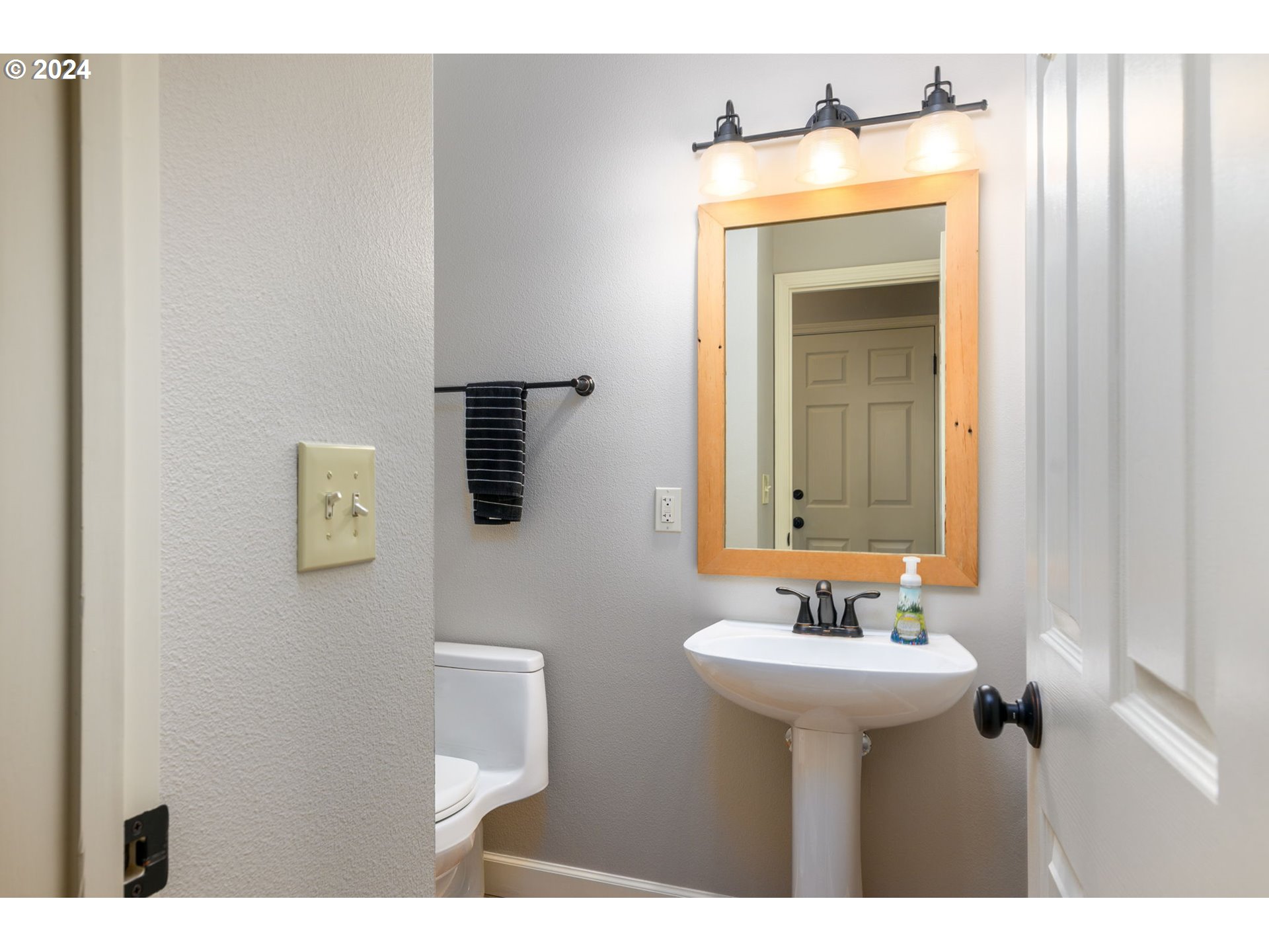236 Southwest Whitaker Street Portland, OR 97239 - Photo 9 of 24 Gallery Image 9