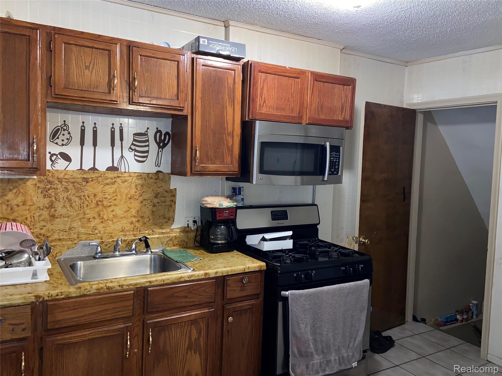 6262 Schaefer Road Dearborn, MI 48126 - Photo 4 of 13 F461EEEB-6EED-4032-A86E-A80B65AF8265.jpeg