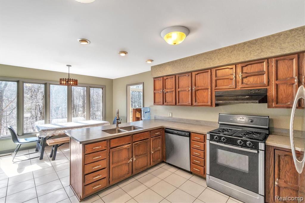 34412 Quaker Valley Road Farmington Hills, MI 48331 - Photo 14 of 57