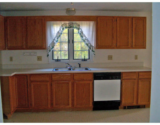 8 Clover Hill Road Sutton, MA 01590 - Photo 4 of 7
