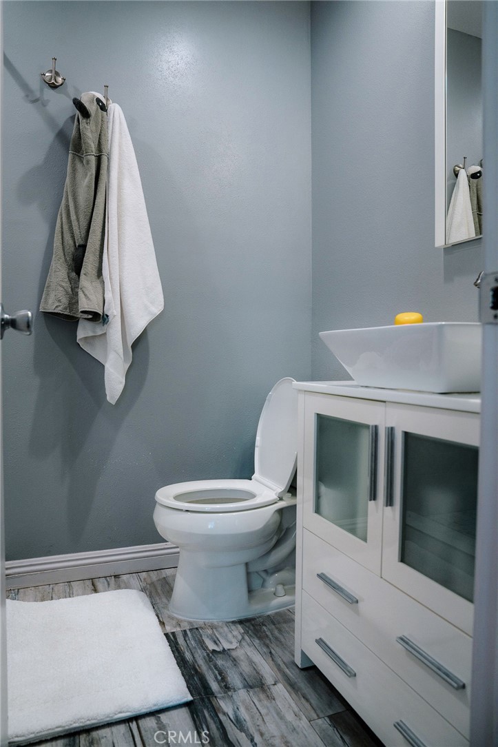 9759 Vía Roma Burbank, CA 91504 - Photo 15 of 29 Bathroom Two