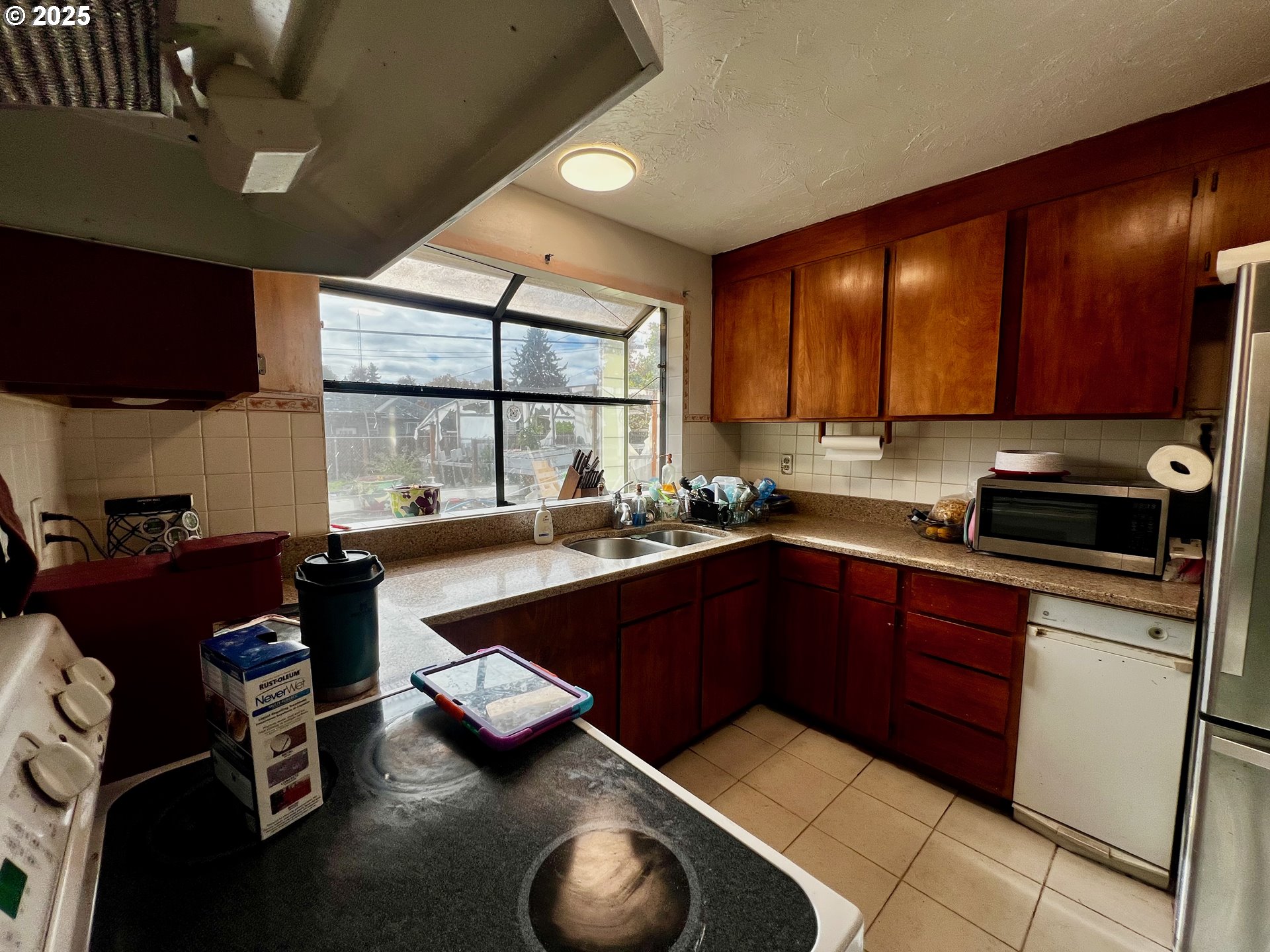 1271 Centennial Boulevard Springfield, OR 97477 - Photo 6 of 10 a kitchen with sink cabinets and appliances